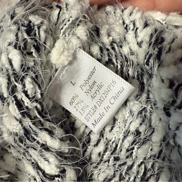 Pink Lily Boutique White/Blk Batwing Fuzzy Propcorn Material Sweater L - Picture 5 of 5